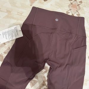 All the right places crop Lululemon NWT SZ 4